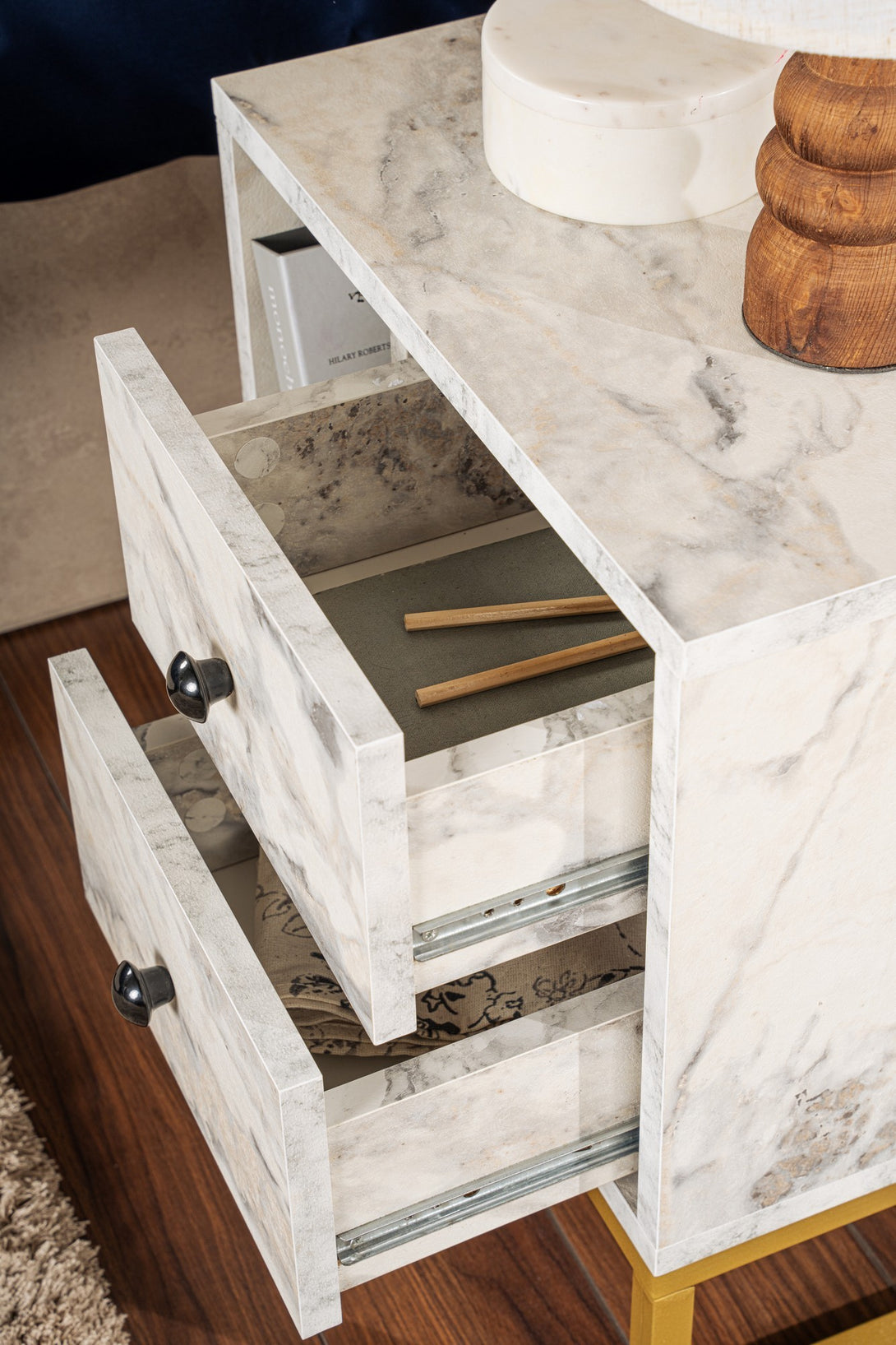 Éjjeliszekrény Glimmer - Fressia Marble, Arany-VASBÚTOR