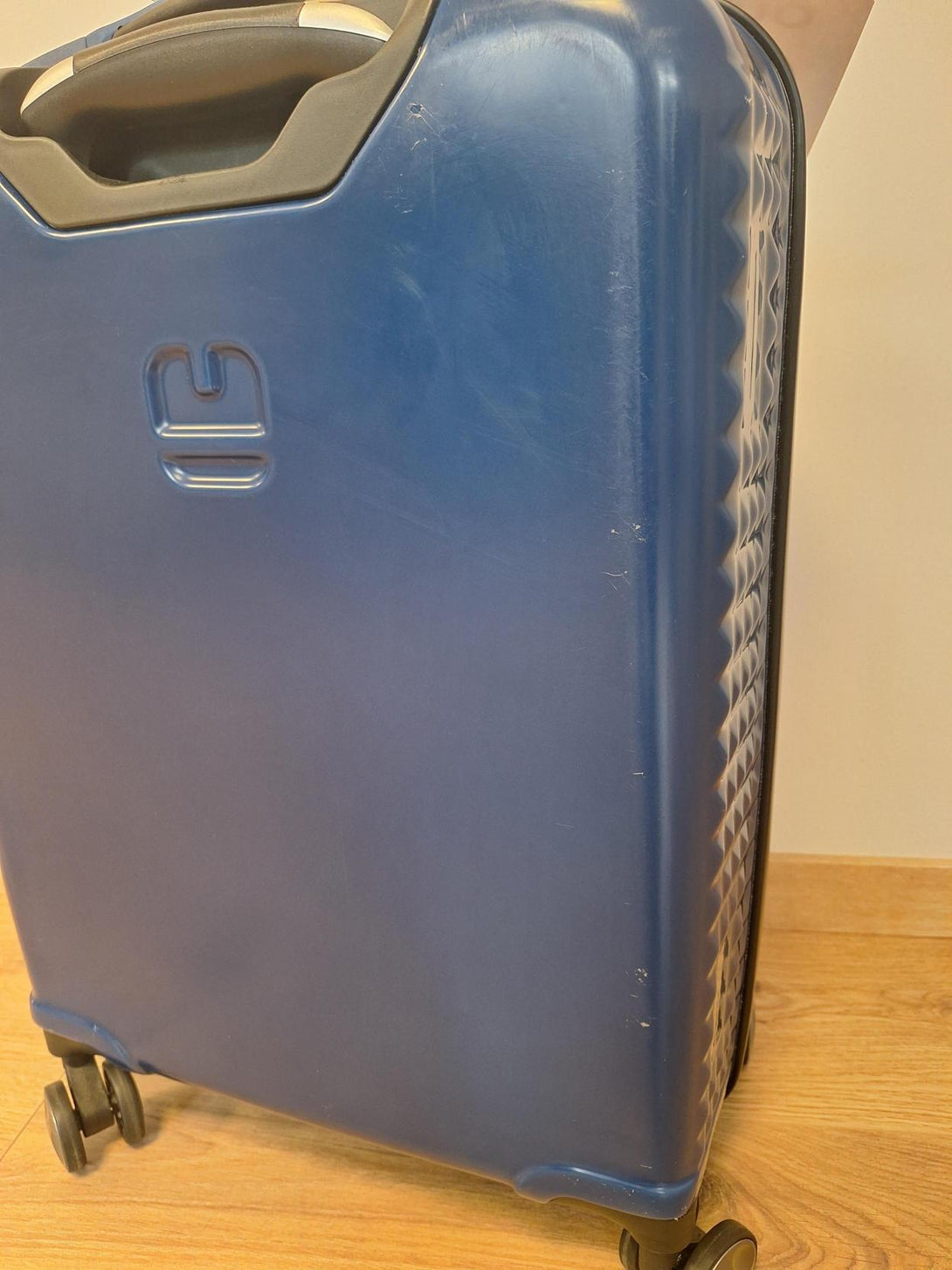 Gabol Quartz kabinbőrönd, S méret, 40 x 55 x 20 cm, 4 kerék, kék (Outlet)-VASBÚTOR