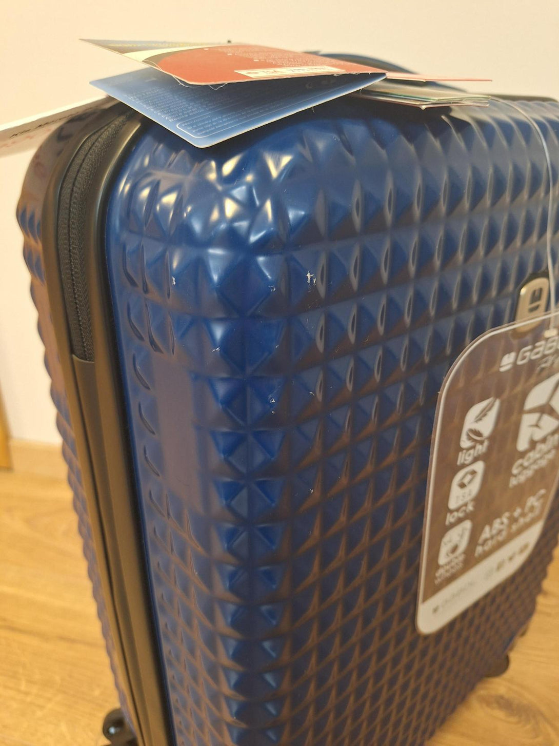 Gabol Quartz kabinbőrönd, S méret, 40 x 55 x 20 cm, 4 kerék, kék (Outlet)-VASBÚTOR