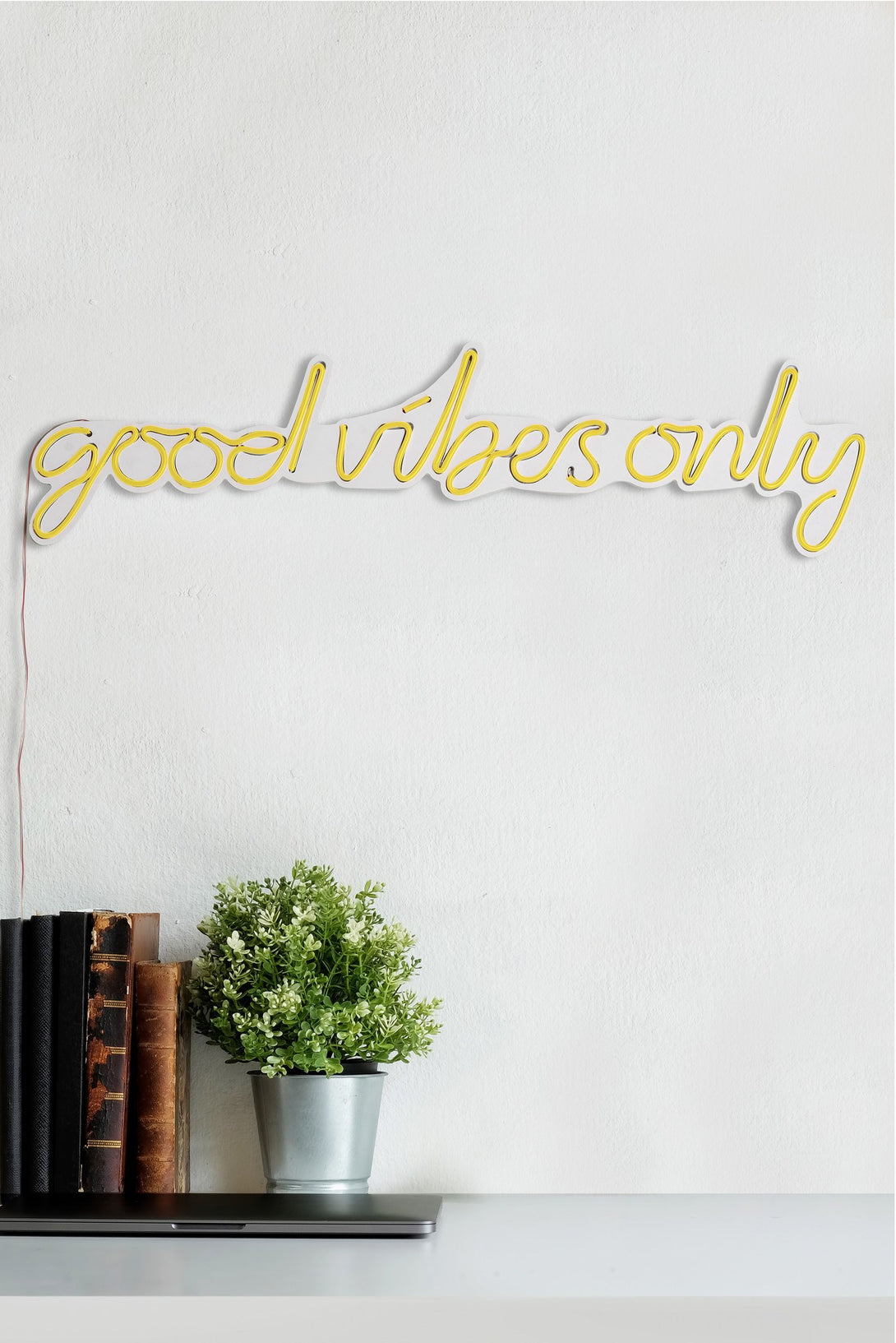 Műanyag LED-es fali dekoráció, Good Vibes Only - Sárga-VASBÚTOR