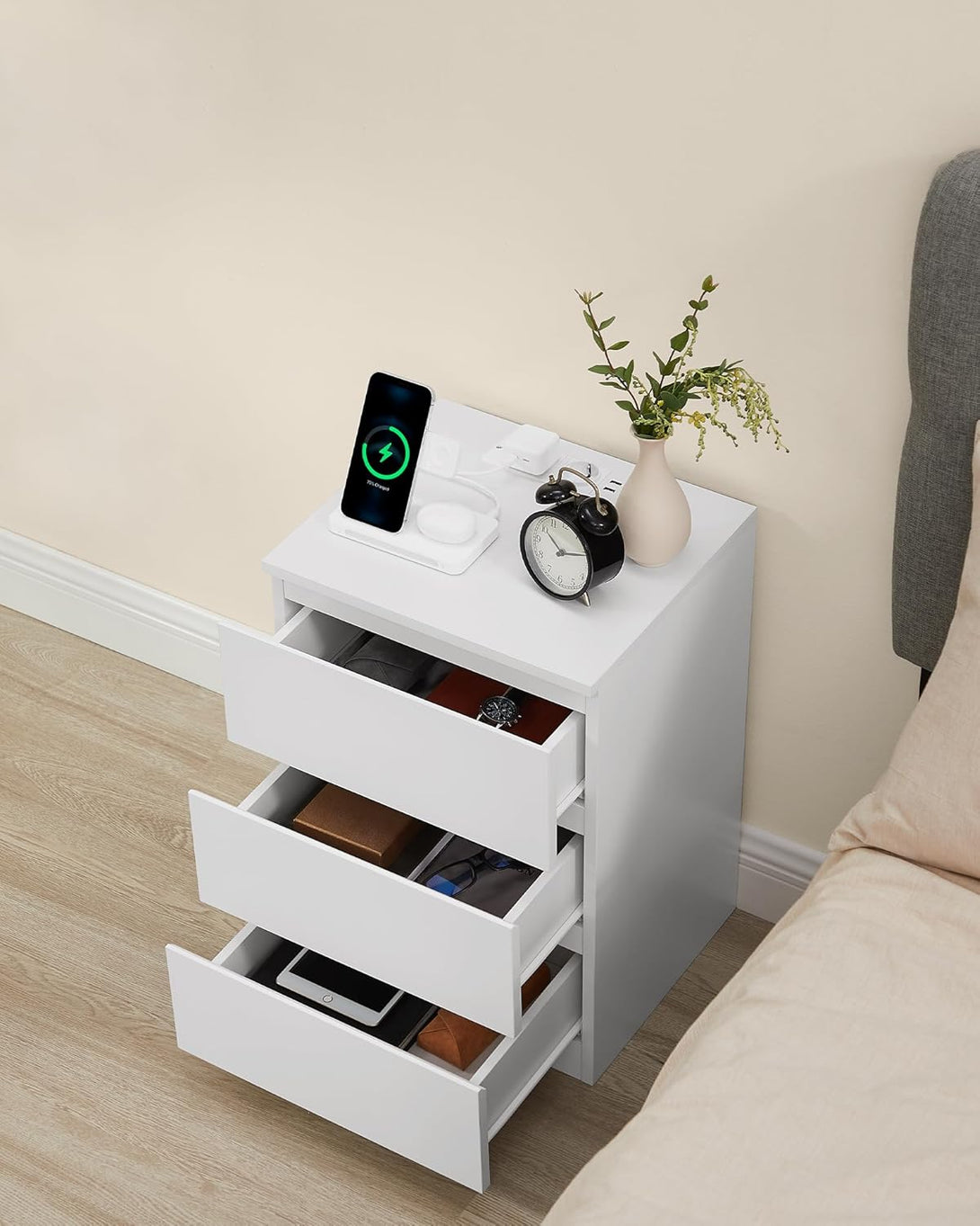 VASAGLE éjjeliszekrény 2 darabos szett, 2 hálózati aljzattal és 2 USB-porttal, fehér színben-VASBÚTOR